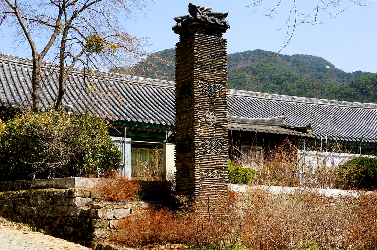 해인사는 합천의 자부심이요 자랑거리다. 굴뚝은 암키와 수키와로 화려하게 장식하여 높게 만들었다. 세상에 알리고 싶은 거다. 