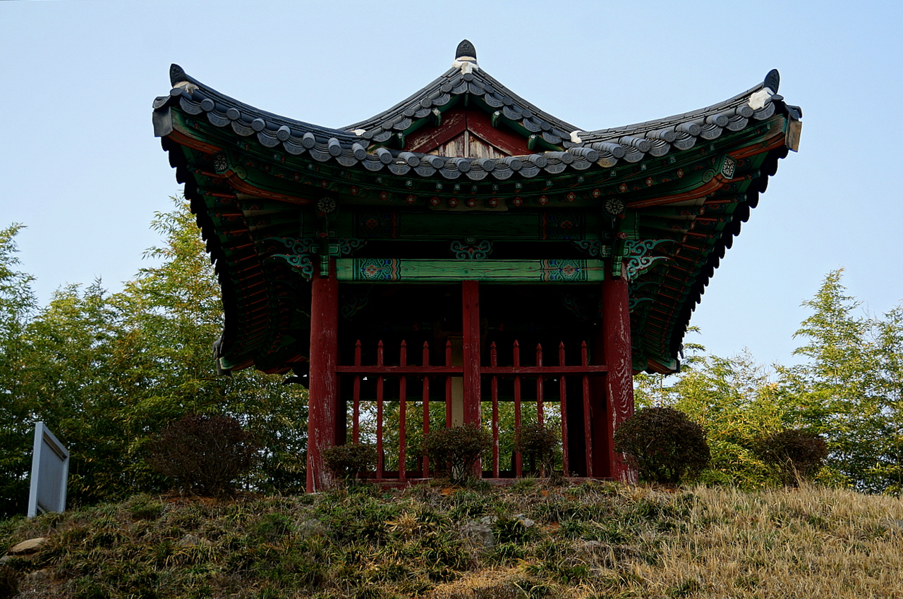 나곡마을로 접어들기 전 고갯마루에 서있다. 중종 때 문신, 야천 박소의 업적을 기리기 위해 세운 비다. 글씨는 석봉 한호가 썼다.