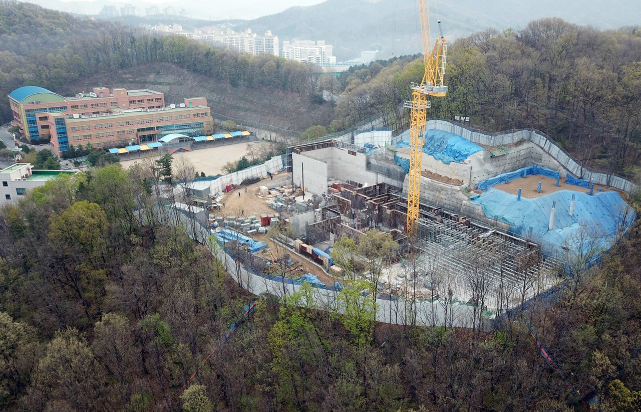 용인 지곡초등학교 앞 산에 A사의 콘크리트 실험실 공사가 한창입니다.  