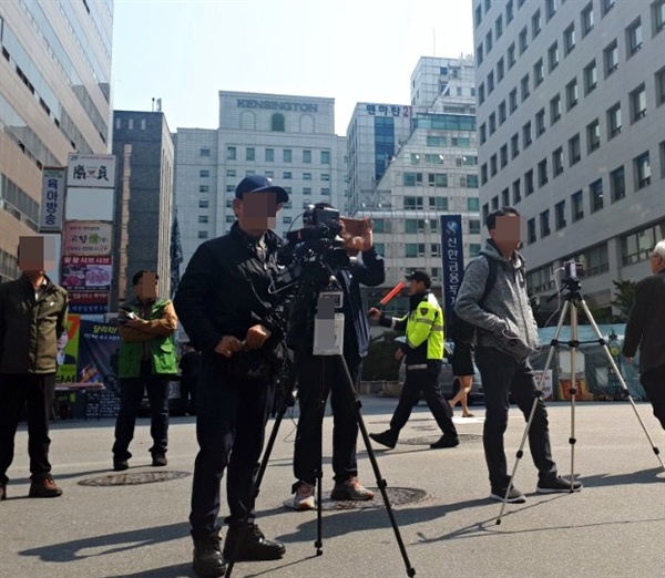 25일 세월호가족들이 자유한국당사 앞에서 혐오정치 중단과 황전원 특조위원 사퇴 등을 요구하는 기자회견을 진행한 가운데, 일대 상주하고 있던 일부 극우 인사들이 "세월호 당이나 만들어라" "어린애들 팔지마라" 등의 막말로 회견을 방해하기도 했다. 