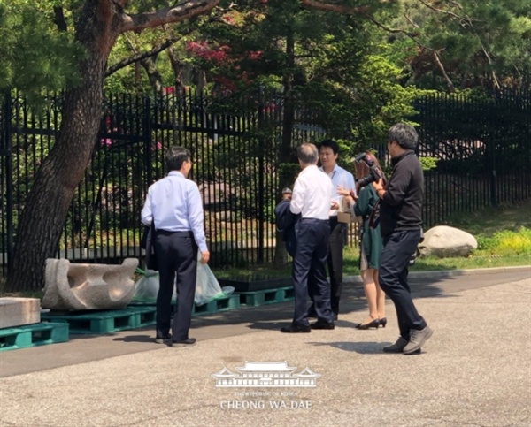 4.27 남북정상회담을 이틀 앞둔 25일, 대한민국 청와대의 공식 트위터(@TheBlueHouseKR)는  청와대 경내를 산책 중인 문재인 대통령의 영상·사진을 올렸다.
