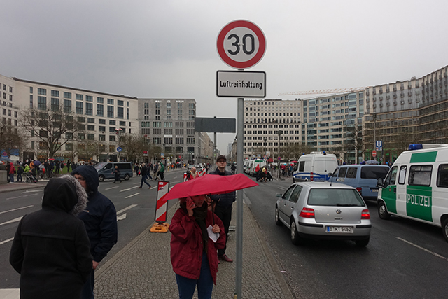 최대 속도 30km/h 제한 교통 표지판과 대기오염정화 (Luftreinhaltung) 표지판이 설치된 라이프치히 거리의 모습
