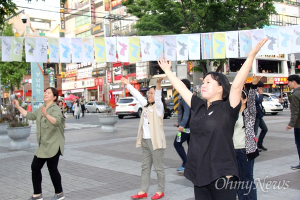 경남평화회의는 25일 오후 창원 상남동 분수광장에서 "남북정상회담 환영 문화제"를 열었고, 창원여성회 회원들이 율동을 선보이고 있다.