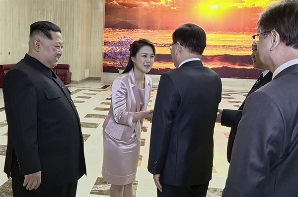 지난 3월 6일 오후 김정은 노동당 위원장 부인 리설주가 문재인 대통령의 대북특별사절대표단과 악수하고 있다.