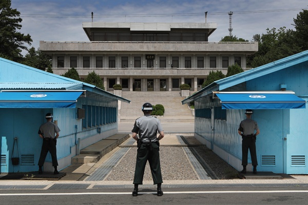 문재인 대통령과 김정은 북한 국무위원장은 27일 오전 판문점 군사분계선에서 역사적인 첫 만남을 시작한다. 대통령비서실장인 임종석 남북정상회담 준비위원회 위원장은 26일 경기도 일산 킨텍스에 마련된 메인프레스센터에서 이런 내용을 담은 정상회담 일정을 발표했다. 임 위원장에 따르면 김 위원장은 27일 오전 판문점 T2(왼쪽)-T3 사이로 군사분계선을 넘고 군사정전위원회 회의실 앞 군사분계선에서 문재인 대통령이 김 위원장을 맞는다.