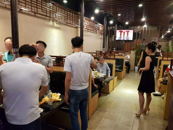 남북정상회담을 이틀 앞둔 25일 저녁 베트남 수도 하노이에 있는 한 북한식당이 손님으로 꽉 찼다. 대북제재 강화로 영업난을 겪던 이 식당은 최근 한국 교민 등이 다시 찾아 성업중이다.