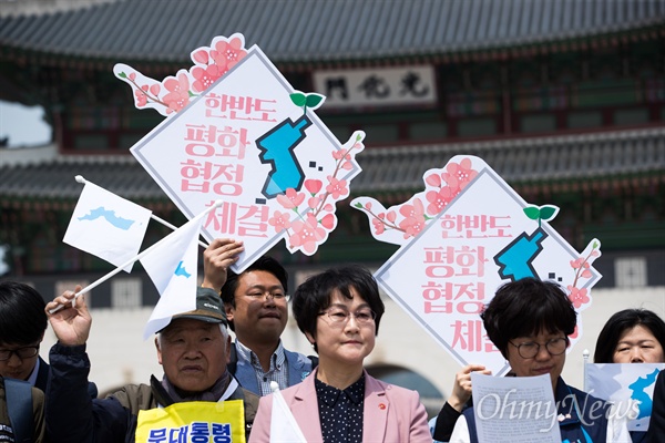  남북정상회담을 하루 앞둔 26일 오후 서울 광화문 광장에서 전쟁반대 평화실현 국민행동 회원들이 기자회견을 열고 정상회담 환영 입장문을 발표 하고 있다. 
