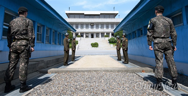  2018남북정상회담을 하루 앞둔 26일 오후 문재인 대통령과 김정은 국무위원장이 만나게 될 판문점에서 남북 군인들이 경계근무를 서고 있다.