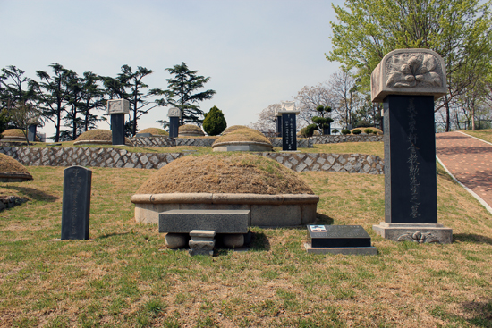 김교훈 지사의 묘소. 바로 뒤가 백기만 지사의 묘소이다.