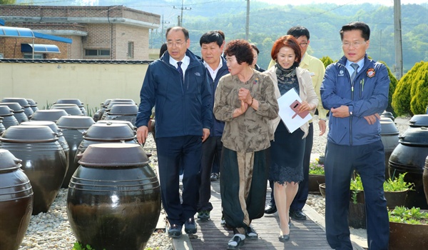  한경호 경남지사 권한대행은 4월 26일 함안전통식품 현장을 찾았다.