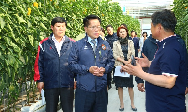  한경호 경남지사 권한대행은 4월 26일 함안 파프리카 농장을 찾았다.