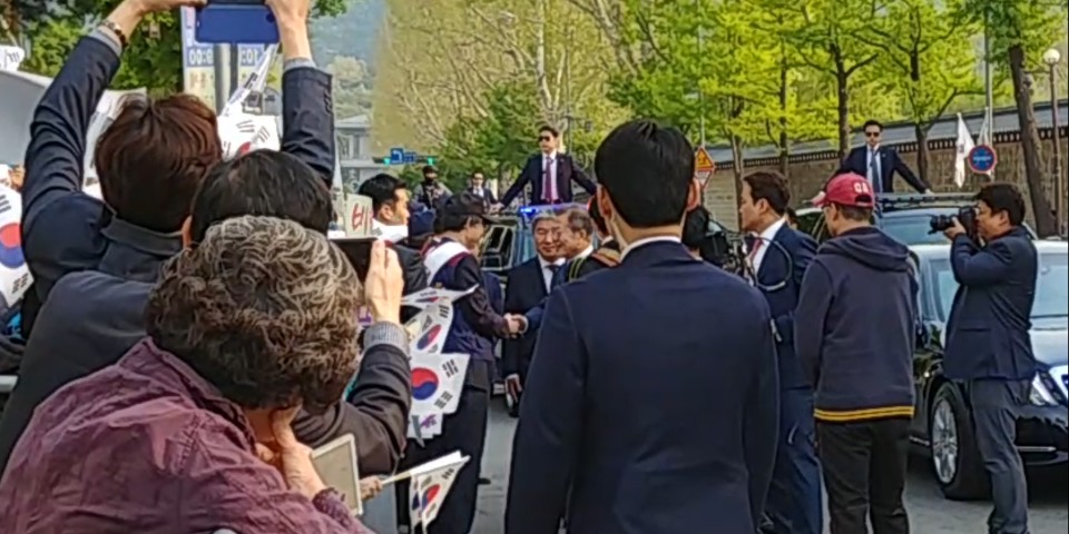 27일 문재인 대통령이 서울 종로구 창천동 정부청사 별관 앞에서 정상회담 응원 인파와 인사를 나누고 있다. 