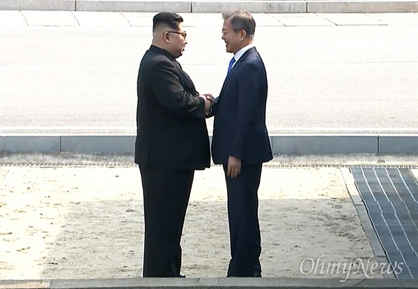 ‘2018남북정상회담’이 열리는 27일 오전 문재인 대통령과 김정은 국무위원장이 판문점에서 만났다.