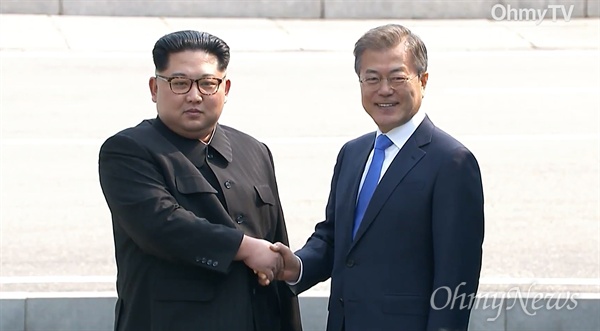 ‘2018남북정상회담’이 열리는 27일 오전 문재인 대통령과 김정은 국무위원장이 판문점에서 만났다.