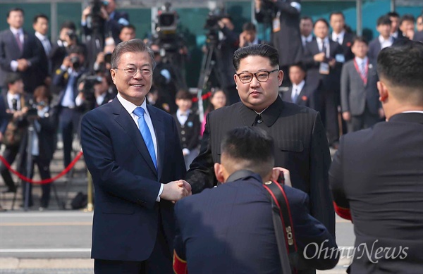 문재인 대통령과 김정은 국무위원장이 27일 경기도 파주 판문점 군사분계선에서 만나고 있다.