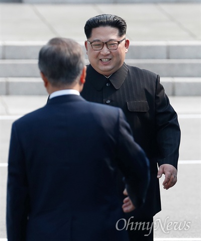 2018 남북정상회담이열린 27일 오전 문재인 대통령과 김정은 국무위원장이 판문점에서 만나 인사를 나누고 있다.