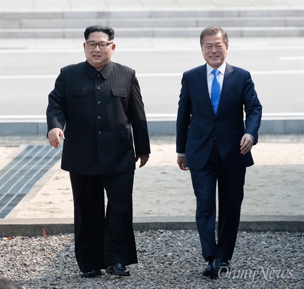 2018년 4월 27일 오전 문재인 대통령과 김정은 국무위원장이 군사분계선을 뒤로 한 채 환영행사장으로 향하고 있는 모습. 