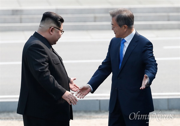 2018 남북정상회담이 열렸던 2018년 4월 27일 오전 문재인 대통령과 김정은 국무위원장이 판문점에서 만났을 당시 모습. 