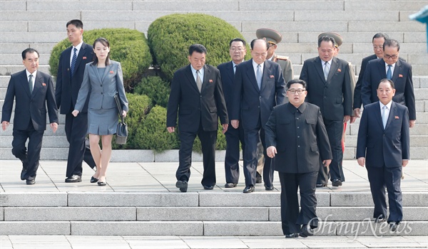 2018 남북정상회담이 열린 27일 오전 김정은 국무위원장이 수행원들과 함께 판문각을 나와 문재인 대통령이 기다리는 판문점 남쪽을 향해 걸어오고 있다.