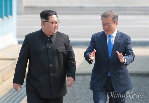 2018 남북정상회담이 열린 27일 오전 문재인 대통령과 김정은 북한 국무위원장이 판문점에서 만난 뒤 환영식장으로 이동하고 있다.