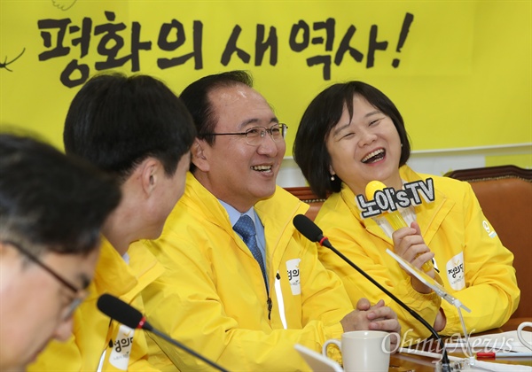 남북정상 만남에 환하게 웃은 정의당 2018년 4월 27일, 정의당 이정미 대표와 노회찬 원내대표 등이 국회에서 문재인 대통령과 김정은 북한 국무위원장의 첫 만남을 생중계로 지켜보고 있는 모습. 