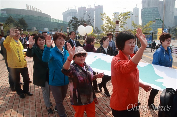 남북 평화의 시대 염원하는 인간 띠잇기 고양시민회·고양시민사회연대회의 등 고양 시민사회단체 회원들이 27일 오전 경기도 일산 킨텍스 앞에서 남북정상회담 성공을 기원하며 한반도 단일기 띠잇기를 진행하고 있다.