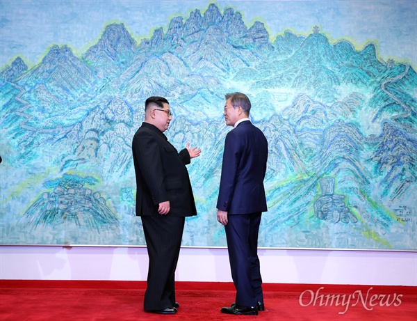 '북한산' 산수화앞 남-북 정상 기념촬영 2018 남북정상회담이 열린 27일 오전 판문점 평화의 집 1층에 설치된 민정기 작가의 산수화 ‘북한산’앞에서 문재인 대통령과 김정은 국무위원장이 기념촬영을 한 뒤 이야기를 나누고 있다.