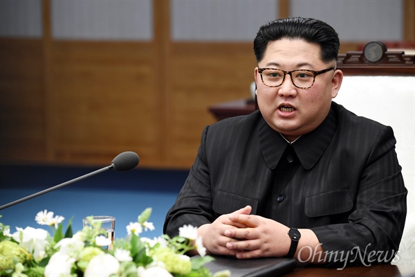 2018 남북정상회담이 27일 오전 판문점 평화의 집에서 열린 가운데 김정은 국무위원장이 회담장에서 모두발언을 하고 있다.