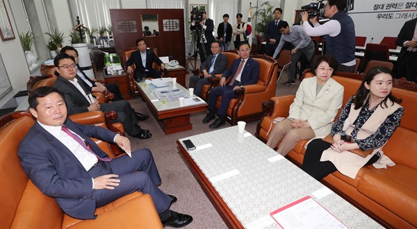 2018남북정상회담이 열린 27일 국회에서 자유한국당 김성태 원내대표와 의원들이 문재인 대통령이 판문점에서 북한 김정은 국무위원장을 만나는 TV 생중계를 보고 있다.