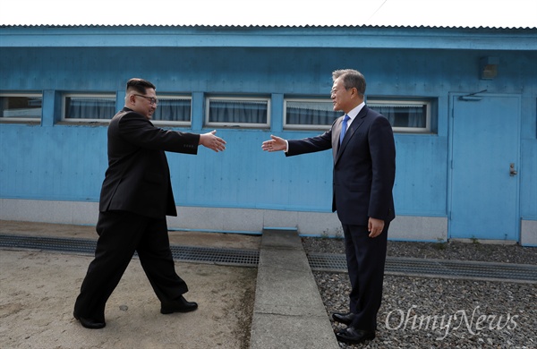지난 2018 남북정상회담 당시 판문점 군사분계선을 사이에 두고 문재인 대통령과 김정은 노동당 총비서가 처음으로 만난 모습.