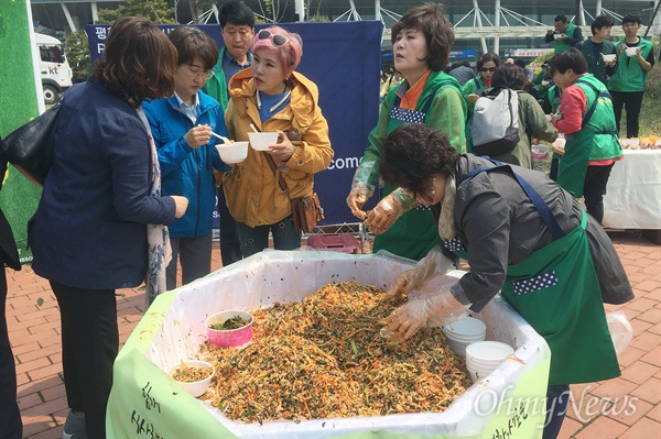 고양시민회·고양시민사회연대회의 등 고양 시민사회단체 회원들이 27일 오전 경기도 일산 킨텍스 앞에서 남북정상회담 성공을 기원하며 통일비빔밥을 만들어 나눠먹고 있다.