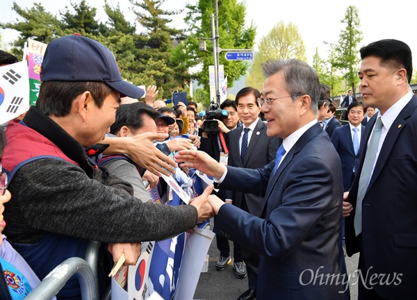 재향군인회원들과 인사하는 문재인 대통령 문재인 대통령이 27일 오전 '2018 남북정상회담'이 열리는 판문점으로 가기 위해 청와대를 나서며, 정상회담 성공을 기원하는 재향군인회 회원들을 만나 인사를 나누고 있다.