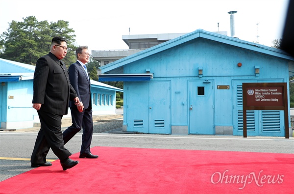 2018 남북정상회담이 열린 27일 오전 판문점에서 만난 문재인 대통령과 김정은 국무위원장이 환영식장으로 걸어가고 있다.