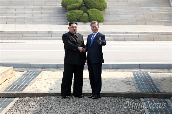 2018 남북정상회담이 열린 27일 오전 판문점에서 만난 문재인 대통령과 김정은 국무위원장이 인사를 나누고 있다.