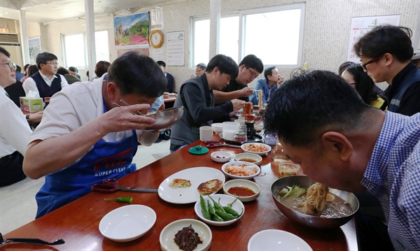 '옥류관 냉면' 소식에 냉면집 북적 27일 강원 춘천시내 유명 평양냉면 식당에서 시민들이 냉면으로 점심을 즐기고 있다. 이날 남북정상회담에서 김정은 국무위원장이 "어렵사리 평양에서부터 평양냉면을 가져왔다"고 밝혀 시민들의 관심을 끌었다. 