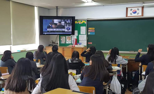 27일 인천 산곡여중 2학년 3반 학생들이 1교시에 텔레비전으로 남북정상회담 생중계를 시청하고 있다. (사진제공 박진희 교사)