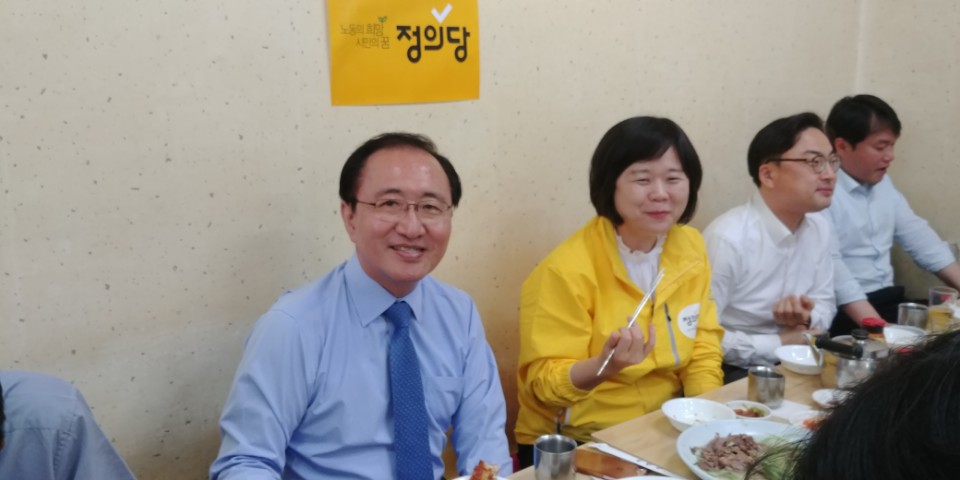이정미 정의당 대표와 노회찬 원내대표는 27일 서울 마포구 평양냉면집을 찾아 당직자들과 점심을 함께 했다. 