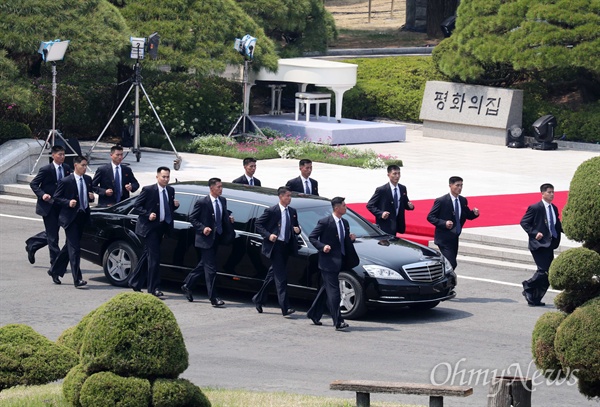 2018 남북정상회담이 열린 27일 오전 판문점 남측 평화의 집에서 오전 회담을 마친 김정은 국무위원장이 오찬을 위해 차량을 타고 북측으로 잠시 돌아갔다. 김 위원장을 태운 차량을 경호원들 10여명이 에워싼 채 뛰어서 호위하고 있다.