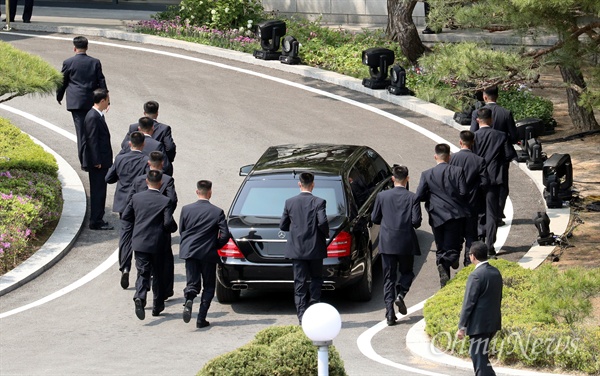 김정은 위원장 차량 호위하는 경호원들 2018 남북정상회담이 열린 27일 오전 판문점 남측 평화의 집에서 오전 회담을 마친 김정은 국무위원장이 오찬을 위해 차량을 타고 북측으로 잠시 돌아갔다. 김 위원장을 태운 차량을 경호원들 10여명이 에워싼 채 뛰어서 호위하고 있다.