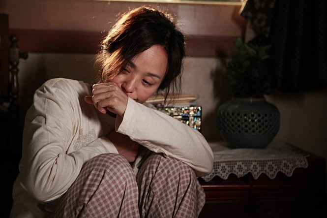 영화 <세상에서 가장 아름다운 이별>(2011)의 한 장면. 극중 '엄마'(배종옥 분)는 치매에 걸린 시어머니와 무심한 남편과 아이들 모두를 책임진다. 그런데 분명 슬픈 이야기임에도, 슬픔보다는 분노가 이는 건 왜일까?  