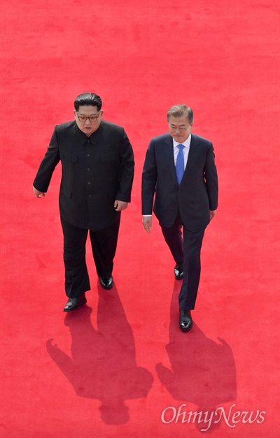 남북정상회담이 열린 지난 2018년 4월 27일 오전 문재인 대통령과 김정은 북한 국무위원장이 판문점 남측 평화의 집에 마련된 회담장으로 이동하고 있다.