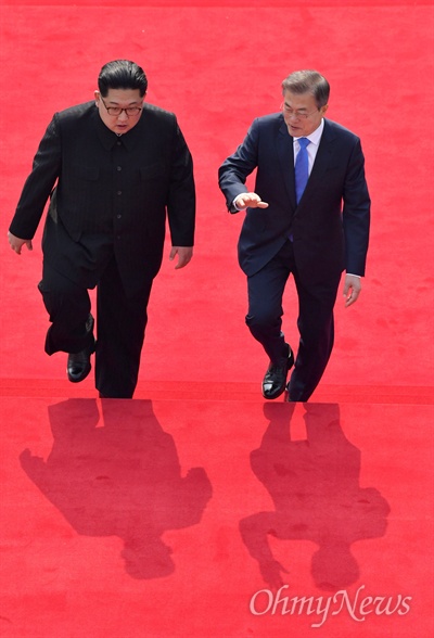 2018 남북정상회담이 열린 27일 오전 문재인 대통령과 김정은 국무위원장이 판문점 남측 평화의 집에 마련된 회담장으로 이동하고 있다.