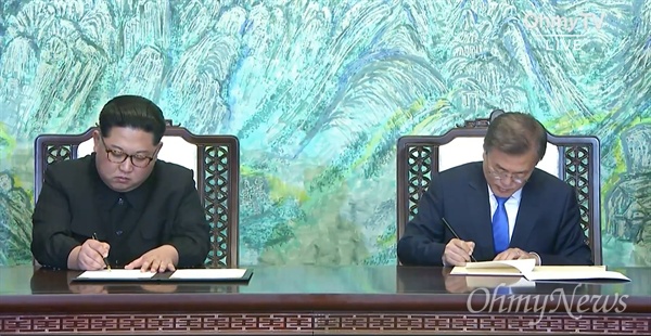 2018 남북정상회담이 열린 27일 오후 판문점 남측 평화의 집에서 문재인 대통령과 김정은 국무위원장이 '판문점 선언'에 서명하고 발표했다.