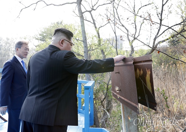 2018 남북정상회담이 열린 27일 오후 문재인 대통령과 김정은 국무위원장이 회담장인 판문점 남측 평화의 집 부근 '도보다리'까지 산책하며 친교의 시간을 갖고 있다.