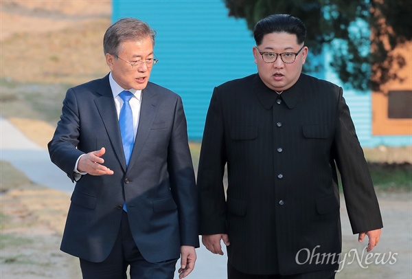 2018 남북정상회담이 열렸던 4월 27일 오후 문재인 대통령과 김정은 국무위원장이 회담장인 판문점 남측 평화의 집 부근 '도보다리'까지 산책한 뒤 돌아오고 있다.