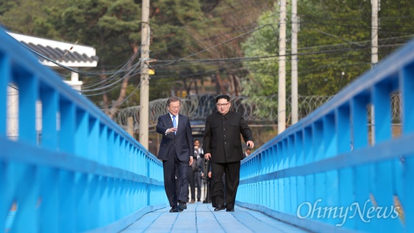 2018 남북정상회담이 열린 4월 27일 오후 문재인 대통령과 김정은 국무위원장이 회담장인 판문점 남측 평화의 집 부근 '도보다리'까지 산책하고 있다.