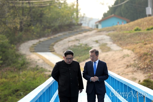 2018 남북정상회담이 열린 지난 2018년 4월 27일 오후 당시 문재인 대통령과 김정은 국무위원장이 회담장인 판문점 남측 평화의 집 부근 '도보다리'까지 산책하고 있다.