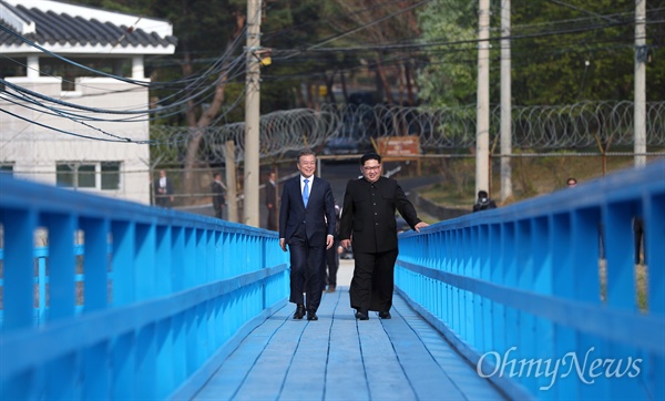 2018년 4월 27일, 2018 남북정상회담 당시 문재인 대통령과 김정은 국무위원장이 회담장인 판문점 남측 평화의 집 부근 '도보다리'까지 산책하고 있는 모습. 