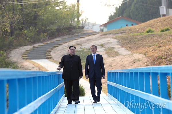 2018 남북정상회담이 열린 27일 오후 문재인 대통령과 김정은 국무위원장이 회담장인 판문점 남측 평화의 집 부근 '도보다리'까지 산책하고 있다.