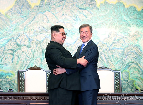 남북정상회담이 열린 2018년 4월 27일 문재인 대통령과 김정은 국무위원장이 판문점 남측 평화의 집에서 '판문점 선언'에 서명한 뒤 포옹하는 모습.